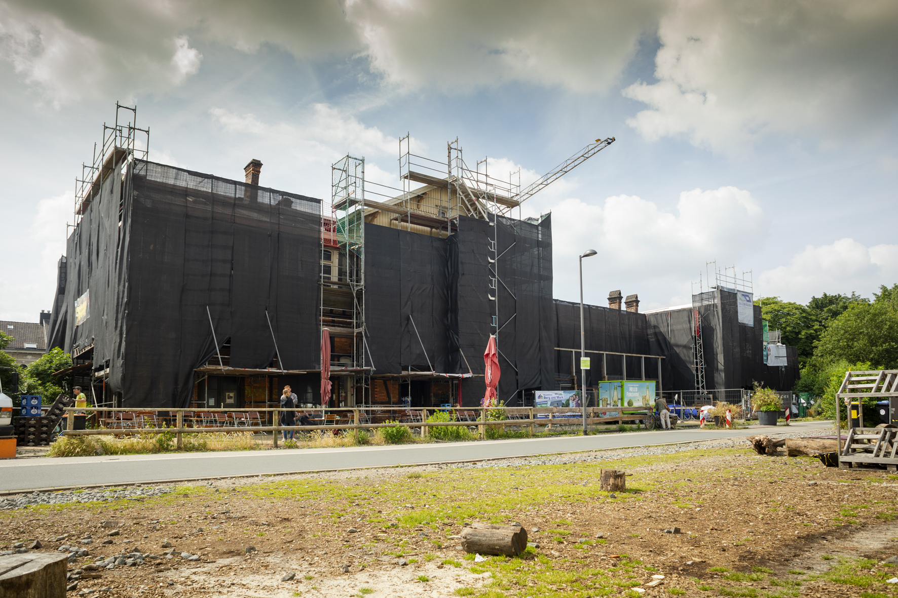 eingerüsteter Bahnhof mit schwarzer Plane