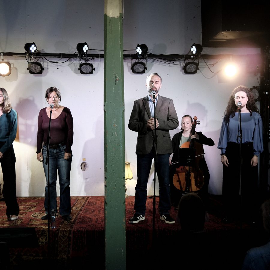 Vier Schauspieler stehen auf der Bühne und tragen die NSU-Monologe vor